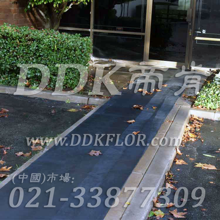 黑色戶外走道防滑地毯卷材（4）樣板圖片,帝肯(DDK)_S450_660（室外地面防滑地毯材料）效果圖,室外地墊,室外地板膠,室外地板革,室外地毯,室外地膠,室外塑料地毯,室外塑膠地板,室外橡膠地板,室外防水地板,室外防滑地墊,室外防滑地毯,室外防滑墊,彈性地膠,戶外地膠,戶外地毯,戶外地墊,戶外綠色地毯,戶外塑膠地毯,地膠,走道地墊,走道地毯,走道墊,通道地毯,過(guò)道地毯,過(guò)道防滑墊,橡膠防滑地毯,防滑地毯,塑料防滑地毯