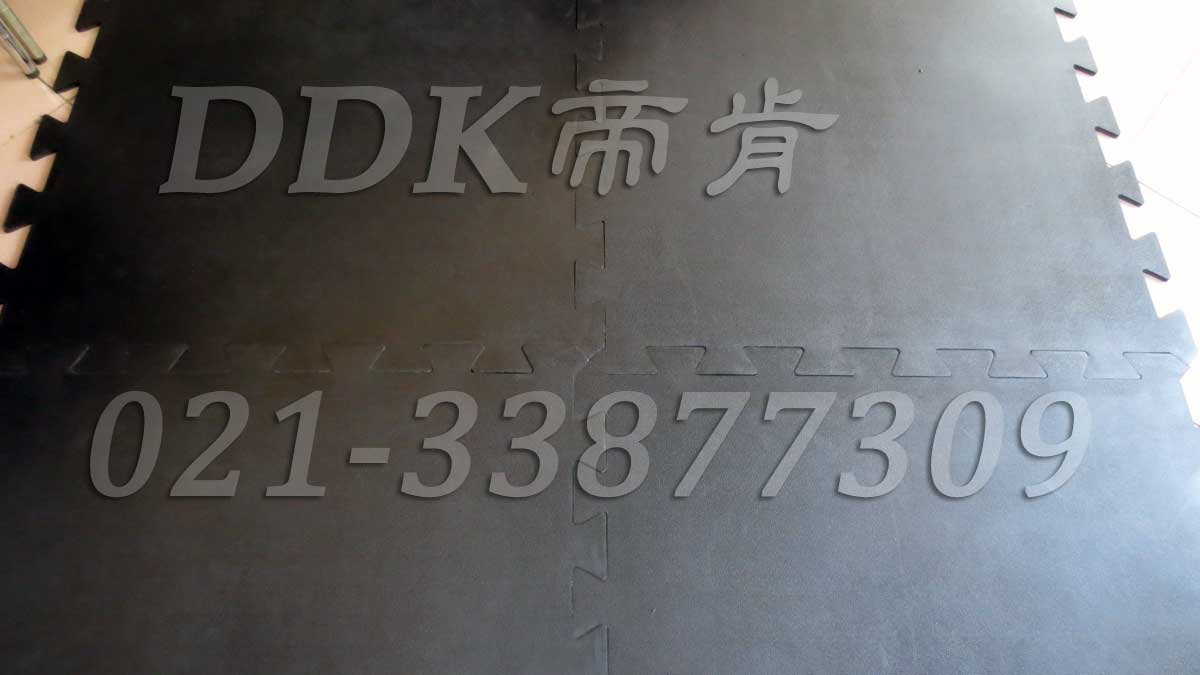 重型抗壓防震工業地板材料樣板圖片,帝肯(DDK)_4100（Honda|宏達）效果圖，抗壓地墊,抗壓地板,耐壓地板,耐壓耐磨地毯,耐重壓地墊,耐重壓地板,膠墊,腳墊,工業地板磚,車間地板磚,維修車間地板,車間地板防護墊,pvc工業地板,工業地板,工業地墊,工業地坪,工業地膠,工業地磚,工業地板膠,工廠地墊,工廠地板,工廠地板膠,工廠地毯,工廠腳墊,工業防滑墊,工廠用橡膠地墊,汽車維修車間用地板,車間地板,車間橡膠地板,車間橡膠墊,車間用地板膠,車間防滑地墊,車間防滑墊,車間防砸地板,軟質地板,車間pvc地板,車間地坪,車間地墊,車間塑膠地板,車間地面膠皮,車間地膠墊,車間地毯,安全地膠,安全墊,安全橡膠地墊,安全防滑墊,耐磨地板,耐磨地墊,耐磨地膠,耐磨防滑地板,樹皮紋,蛇皮紋