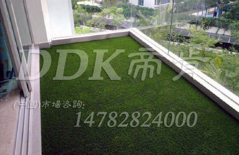 【陽臺用什么地毯？】綠色仿真陽臺地毯樣板圖片,帝肯(DDK)_6200（Green|歌林）效果圖，陽臺裝修,陽臺地磚裝修,人造草坪,戶外塑料草坪,露臺草坪,綠草地墊,草坪地毯